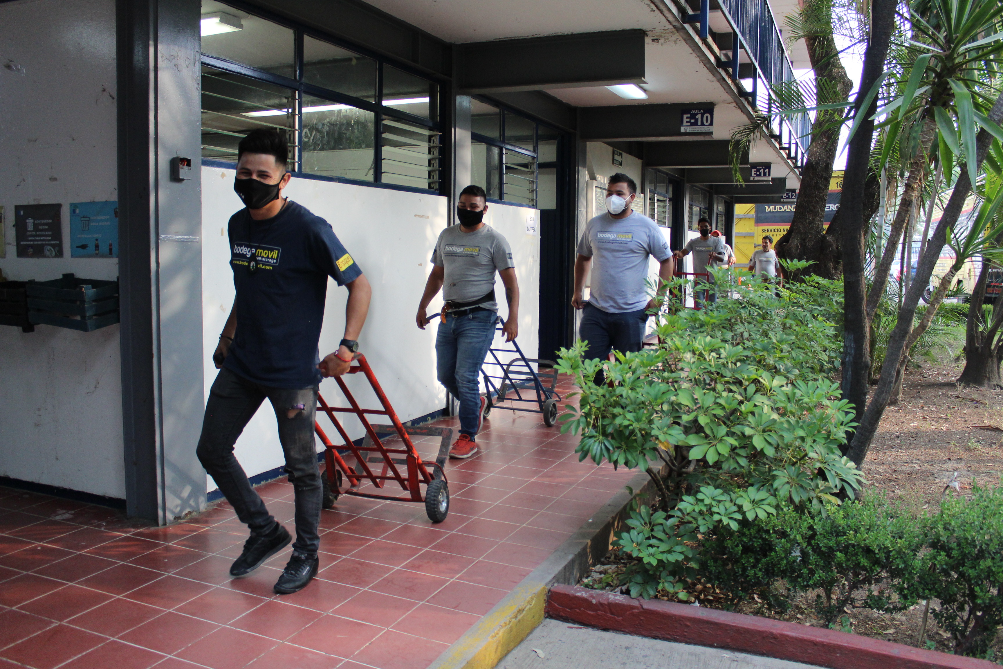 Trabajadores realizan mudanza