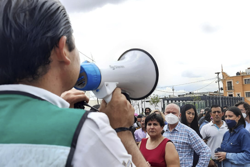 Personas evacuadas en temblor