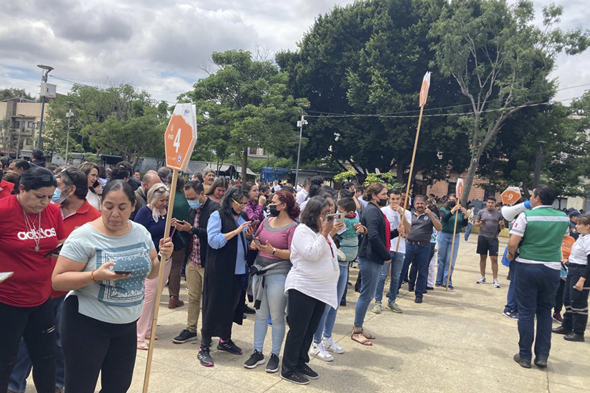 Personas evacuadas en temblor