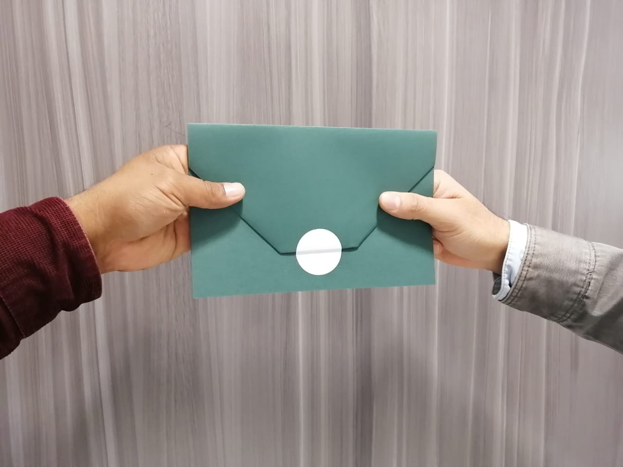 Manos sostienen sobre