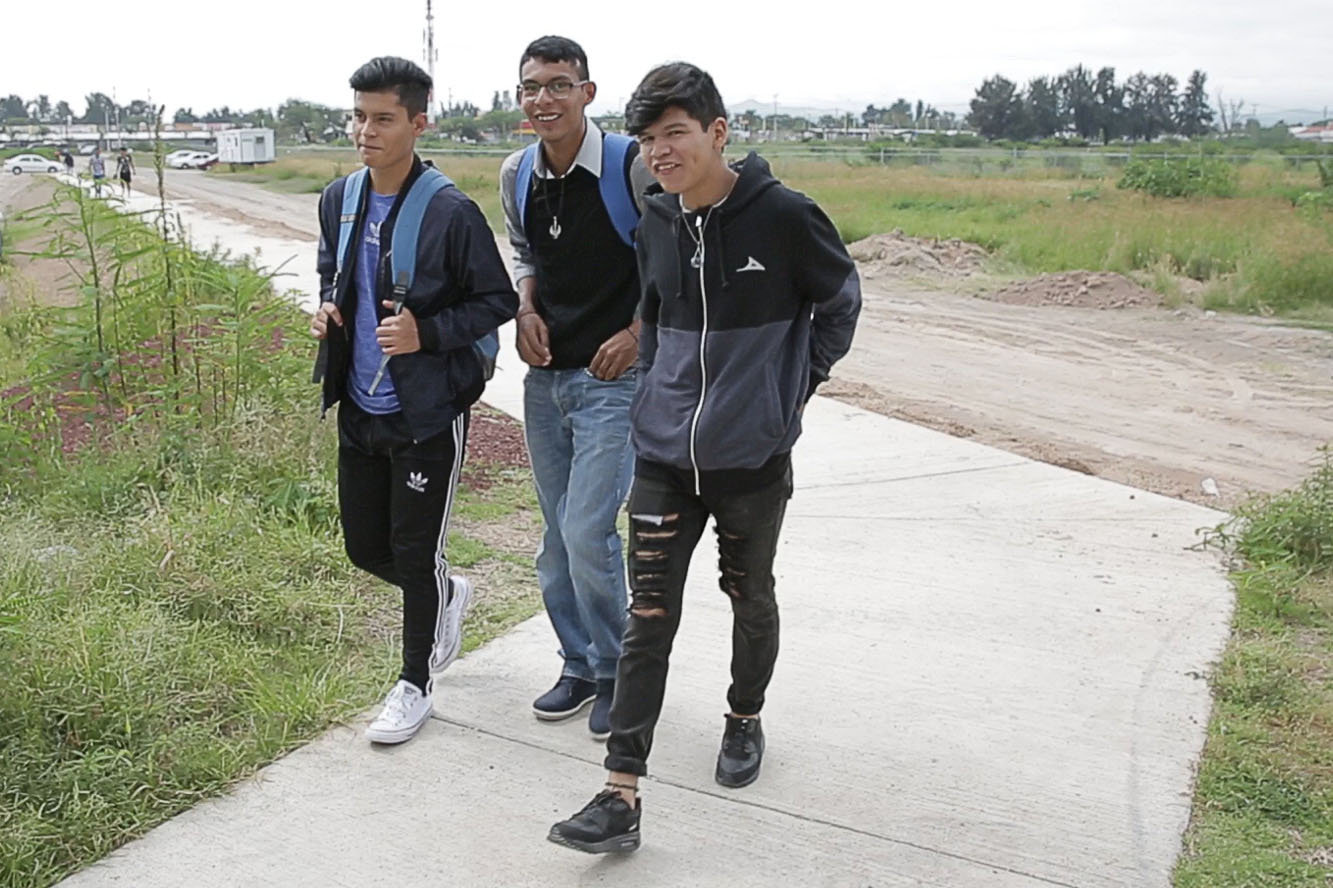Alumnos en andador del plantel