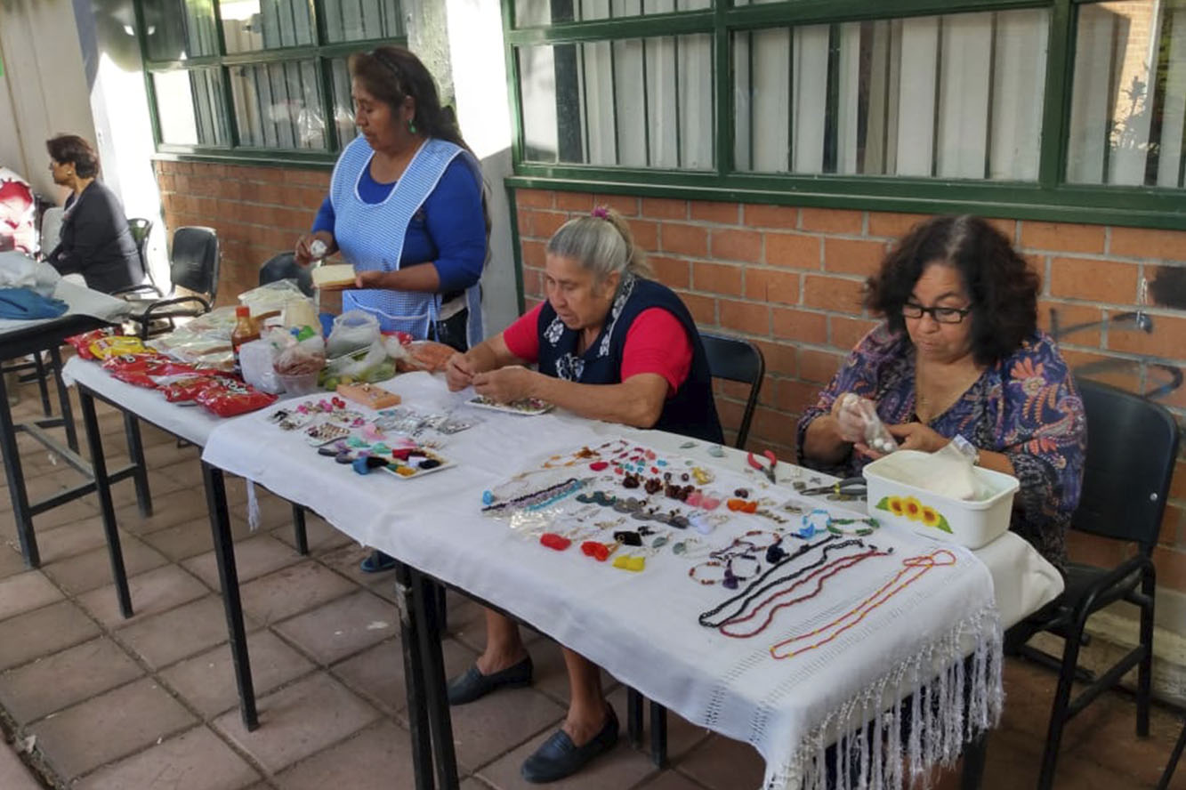 Personas realizando manualidades