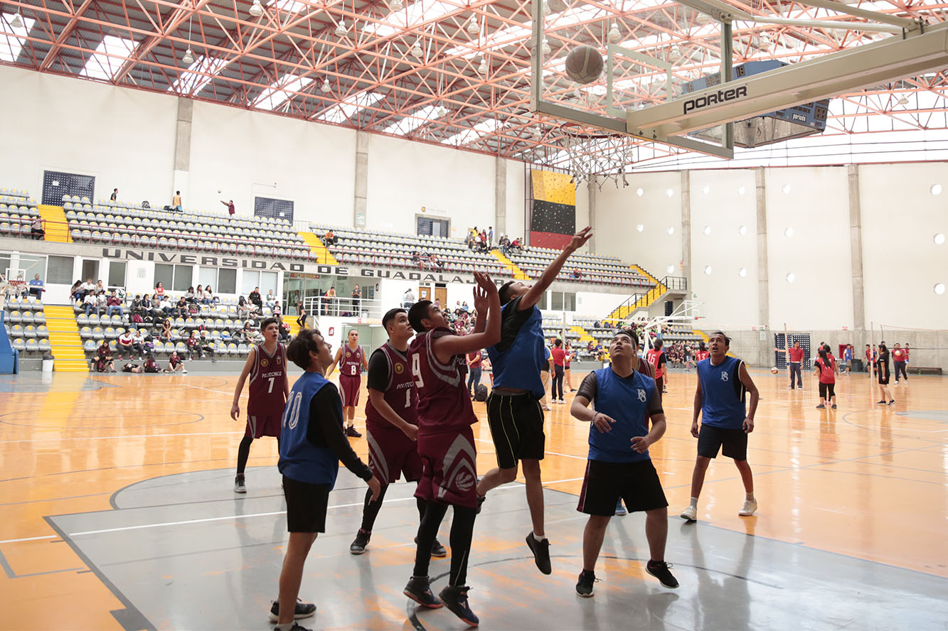 Alumnos en partido de basquetbol