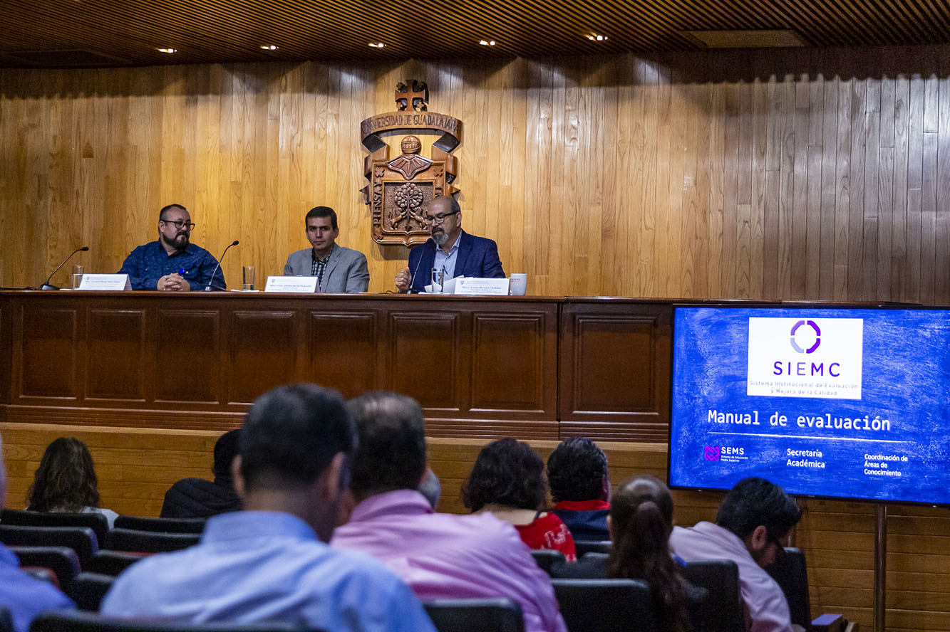 Asistentes a evento en auditorio
