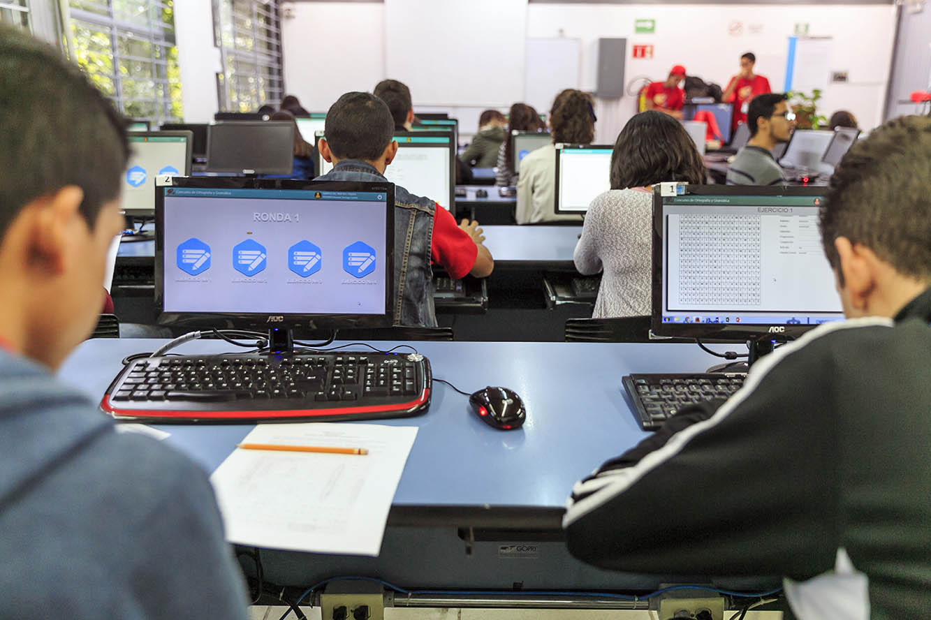 Alumnos en aula de cómputo