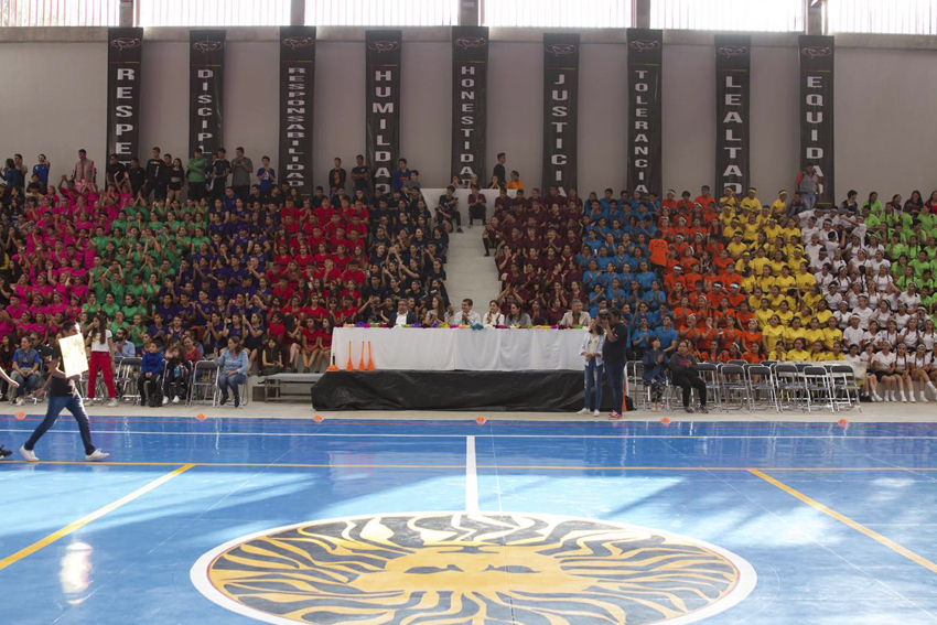 Autoridades del evento en cancha deportiva