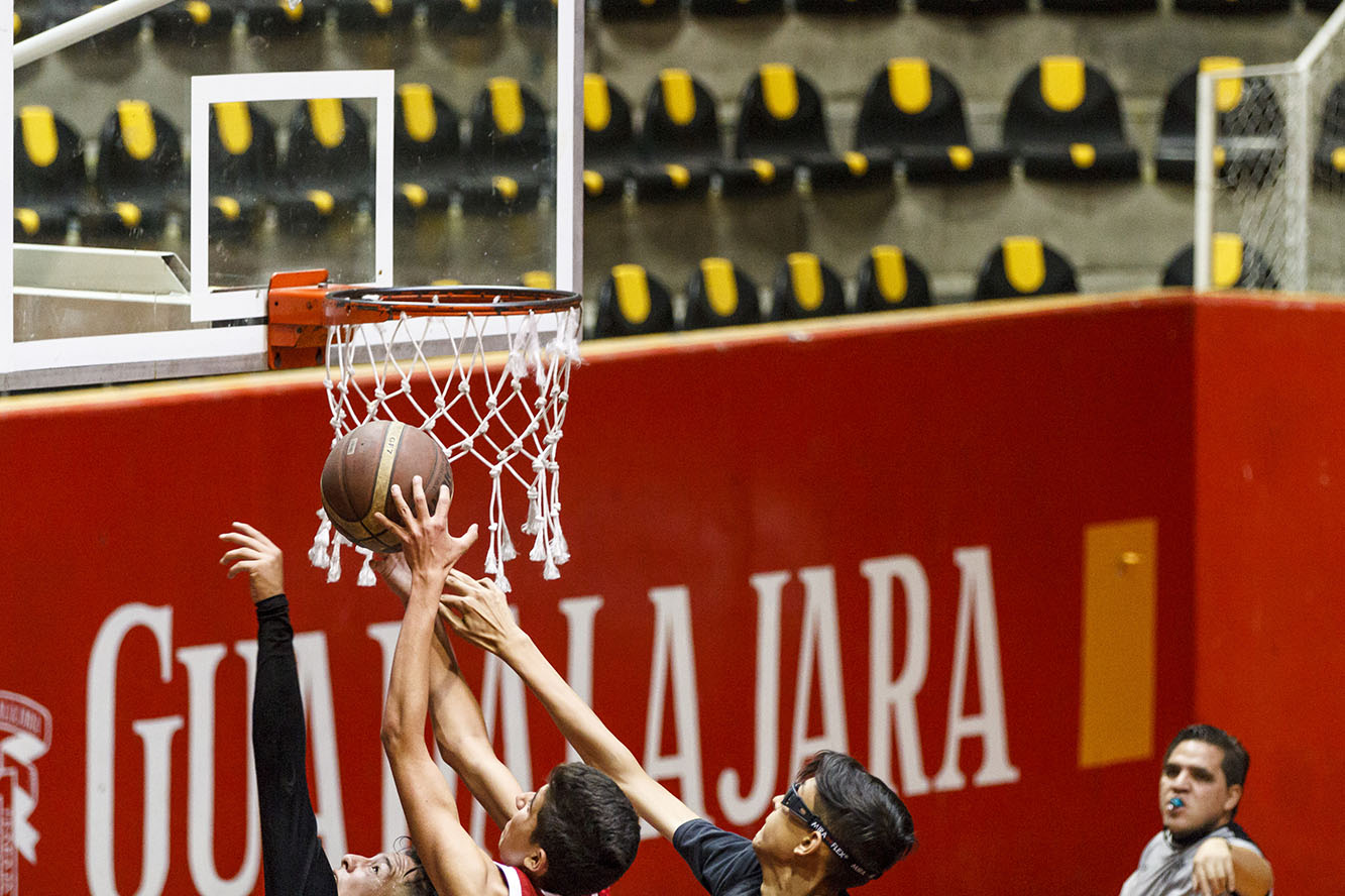 Alumnos junto a canasta de básquetbol