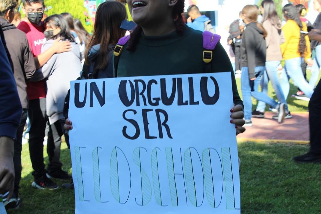 Alumno con pancarta con leyenda Un orgullo ser Eco School