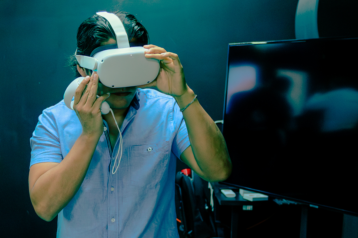 Hombre con lente de realidad virtual
