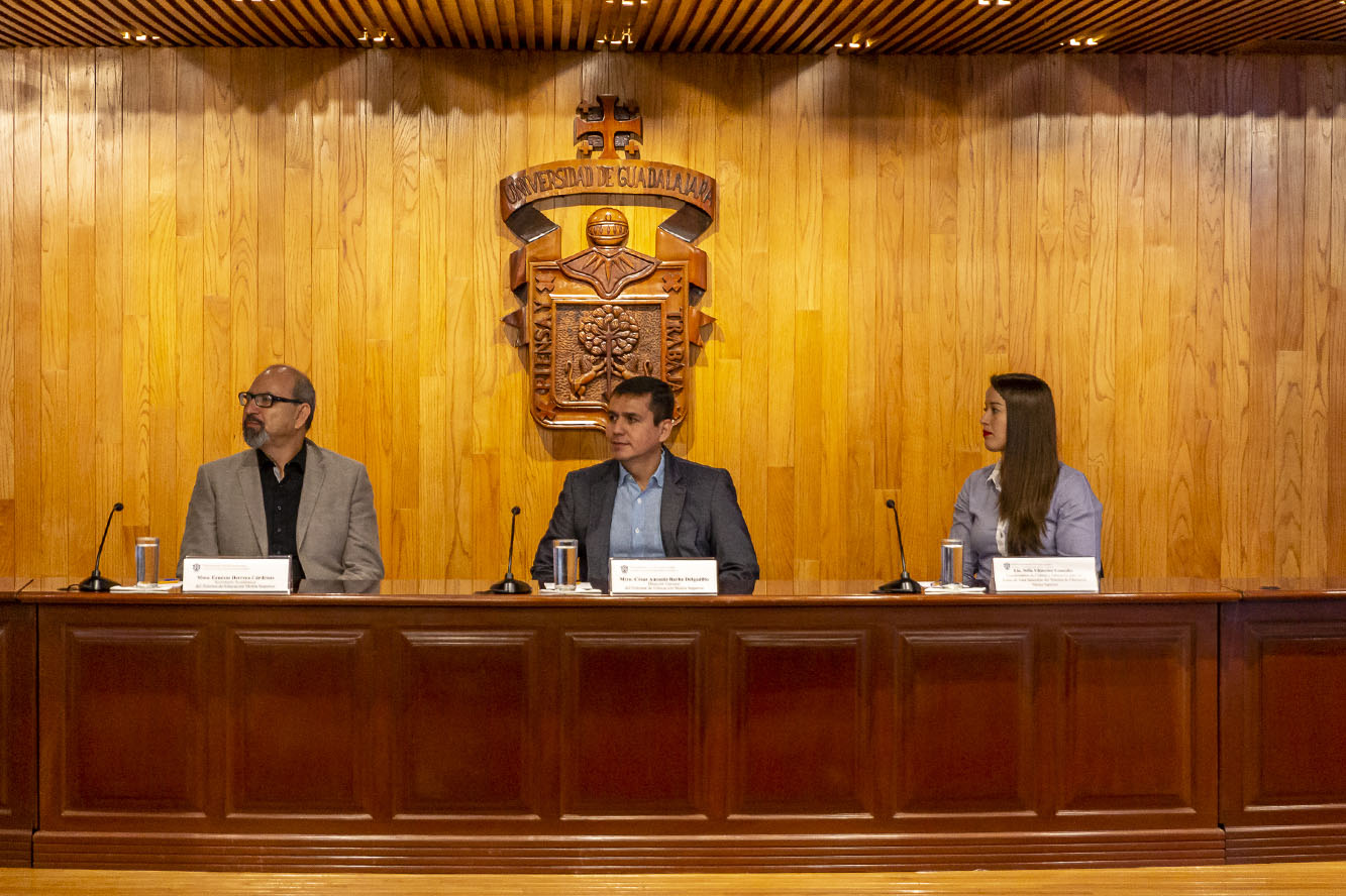 Integrantes del presidium en auditorio