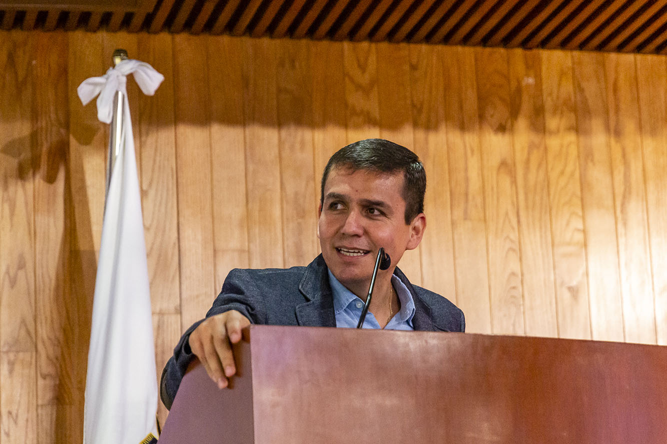 Maestro César Barba Delgadillo en podio