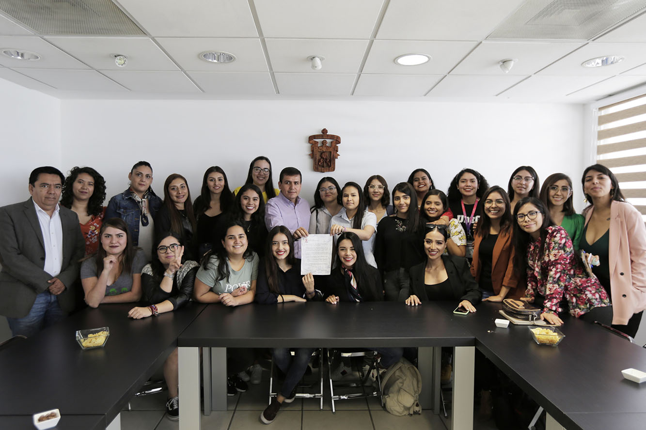 Grupo de mujeres representantes de la feu con el director general del sems