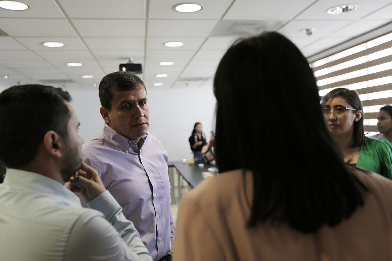 Grupo de mujeres representantes de la feu con el director general del sems