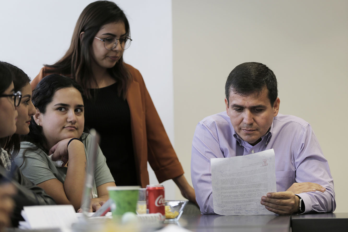 Grupo de mujeres representantes de la feu con el director general del sems