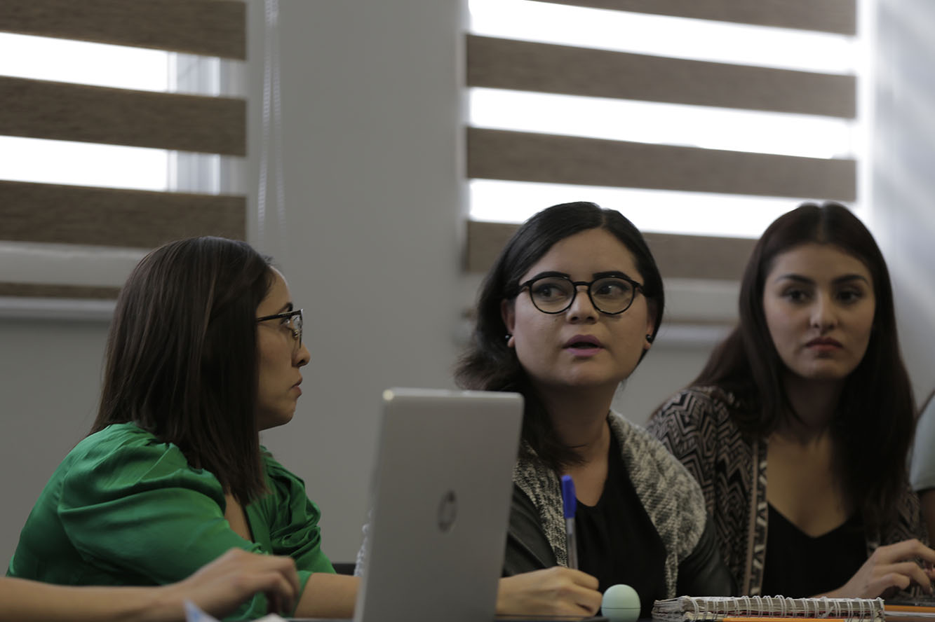 Grupo de mujeres representantes de la feu con el director general del sems