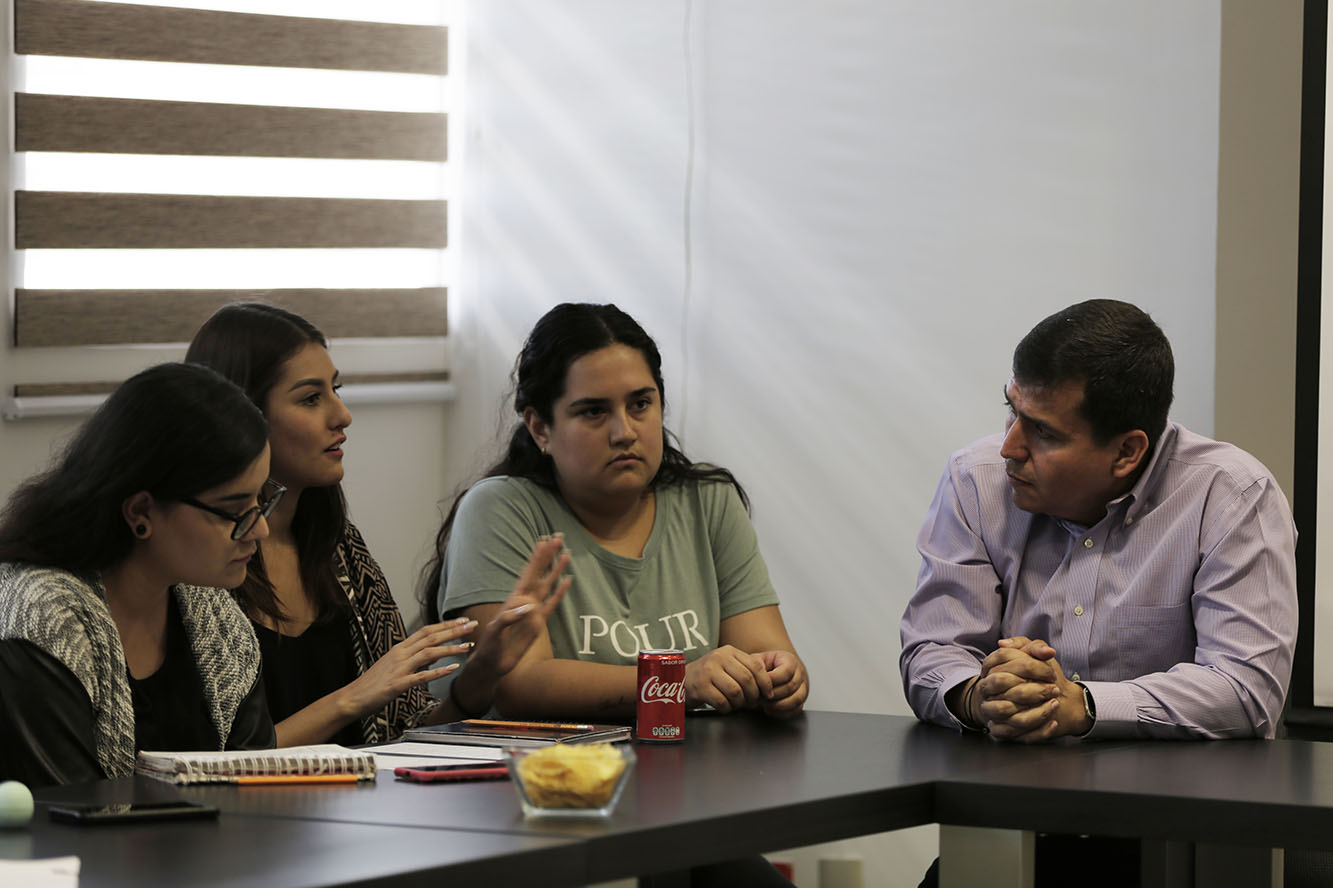 Grupo de mujeres representantes de la feu con el director general del sems