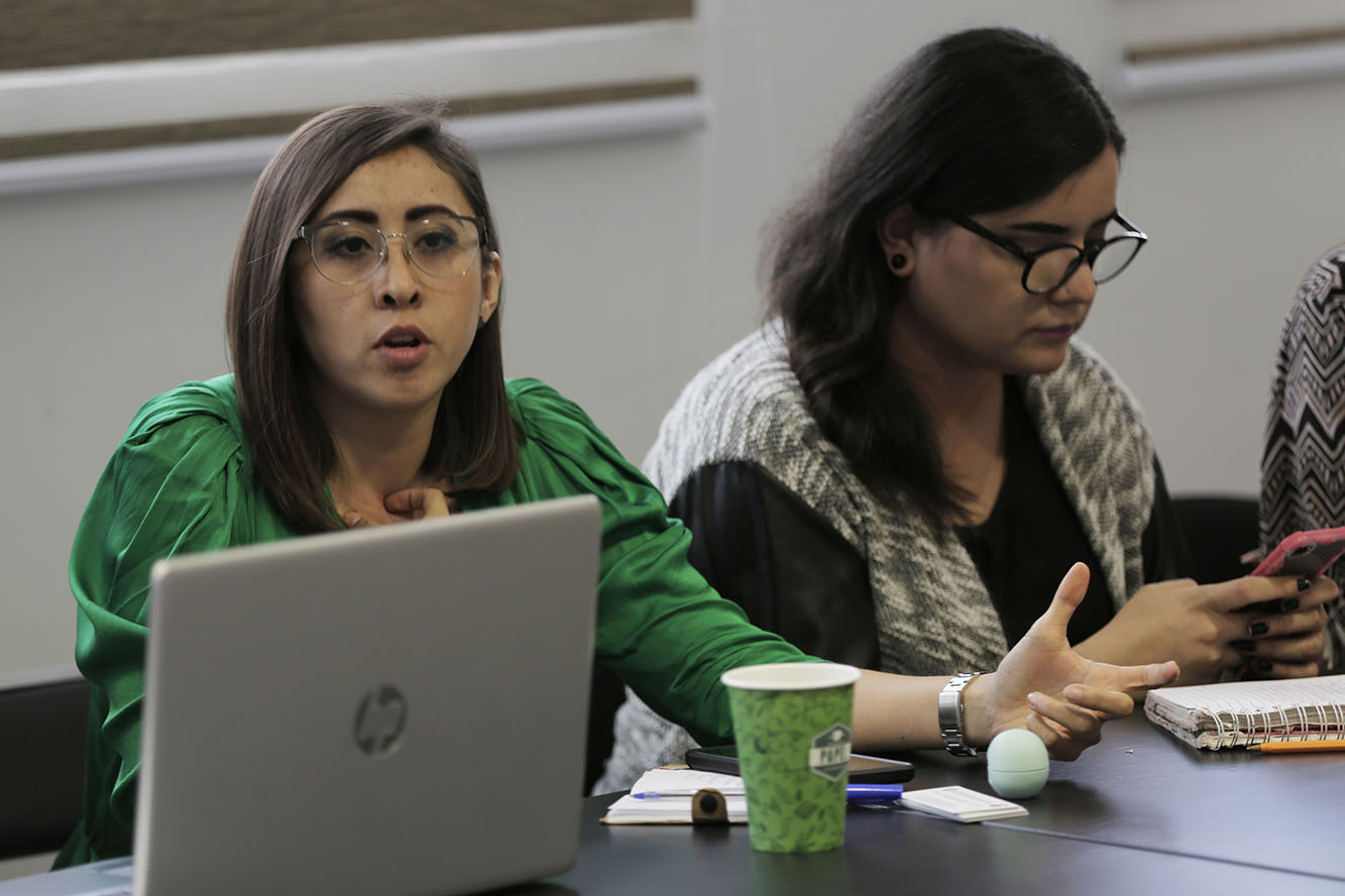 Grupo de mujeres representantes de la feu con el director general del sems