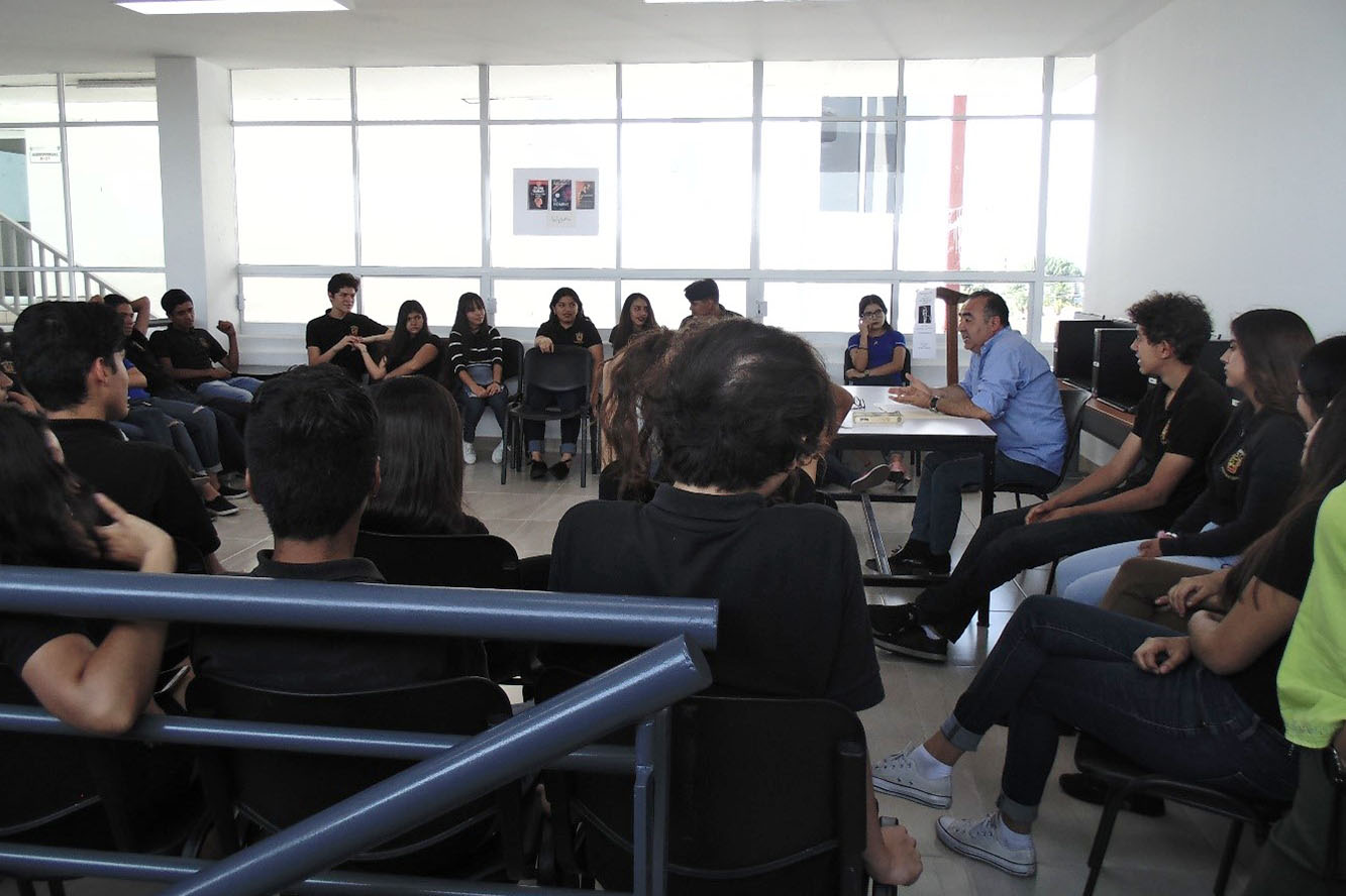 Grupo de asistentes al evento en la biblioteca