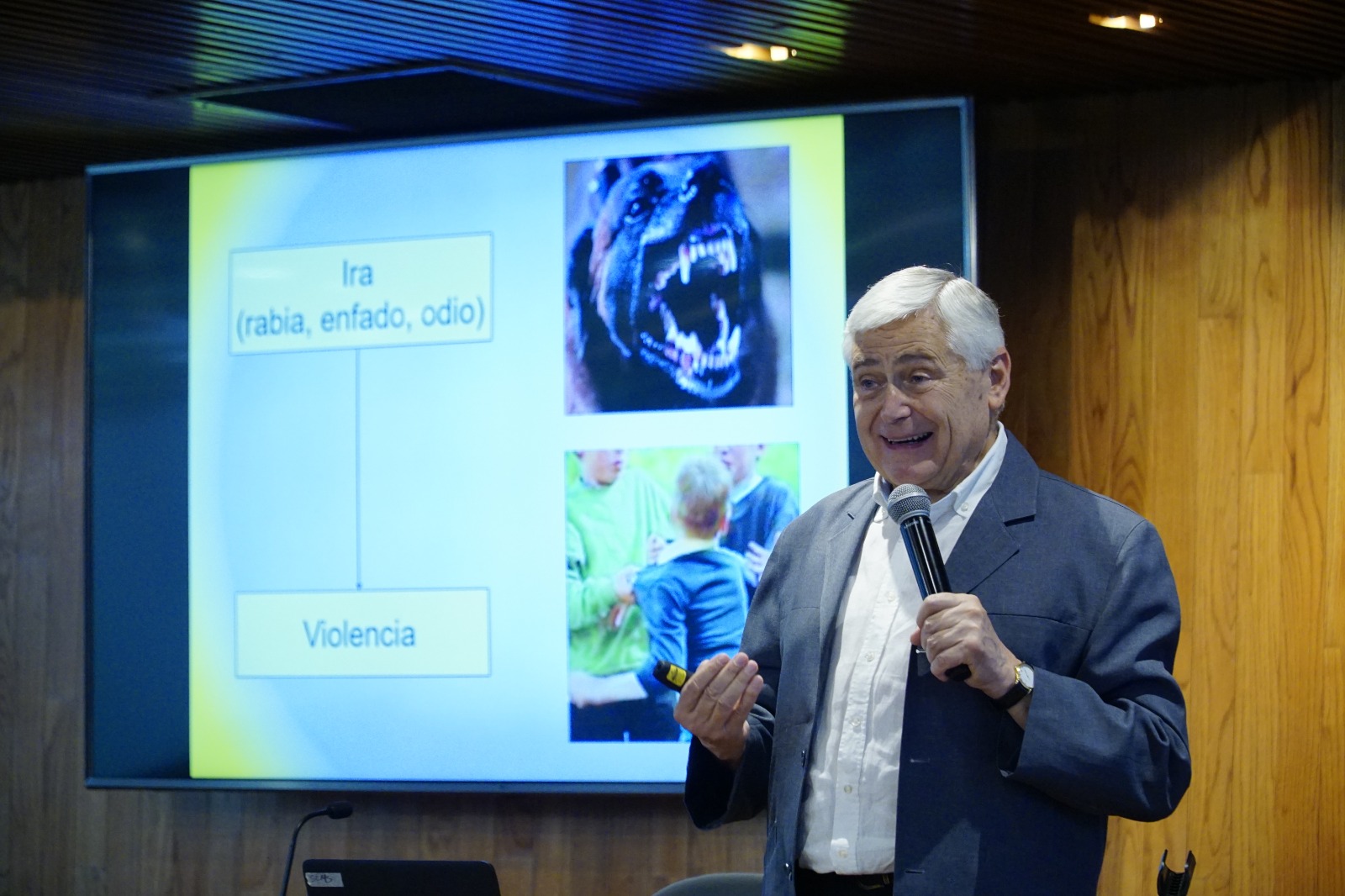 doctor Rafael Bisquerr en uso de la voz