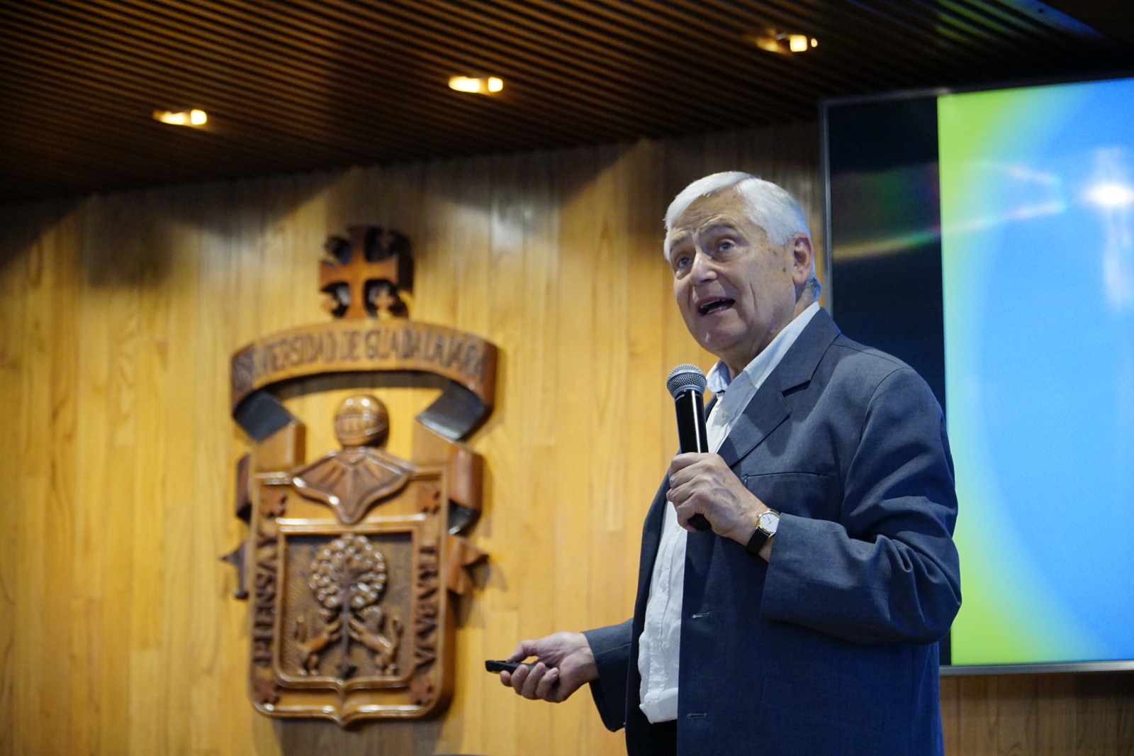 doctor Rafael Bisquerr en uso de la voz