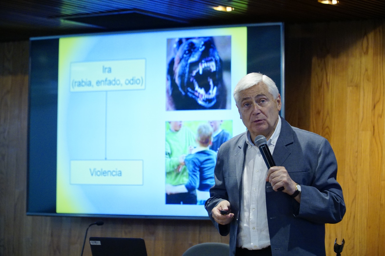 doctor Rafael Bisquerr en uso de la voz