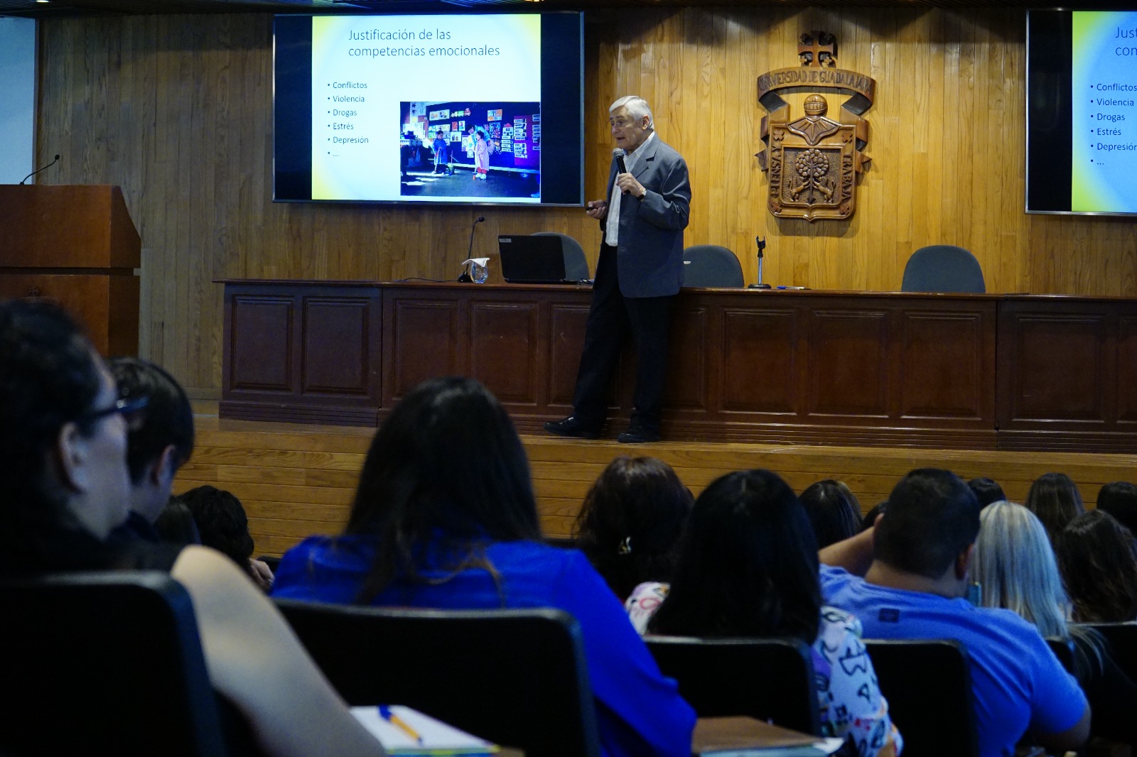 doctor Rafael Bisquerr en uso de la voz frente a asistentes en auditorio