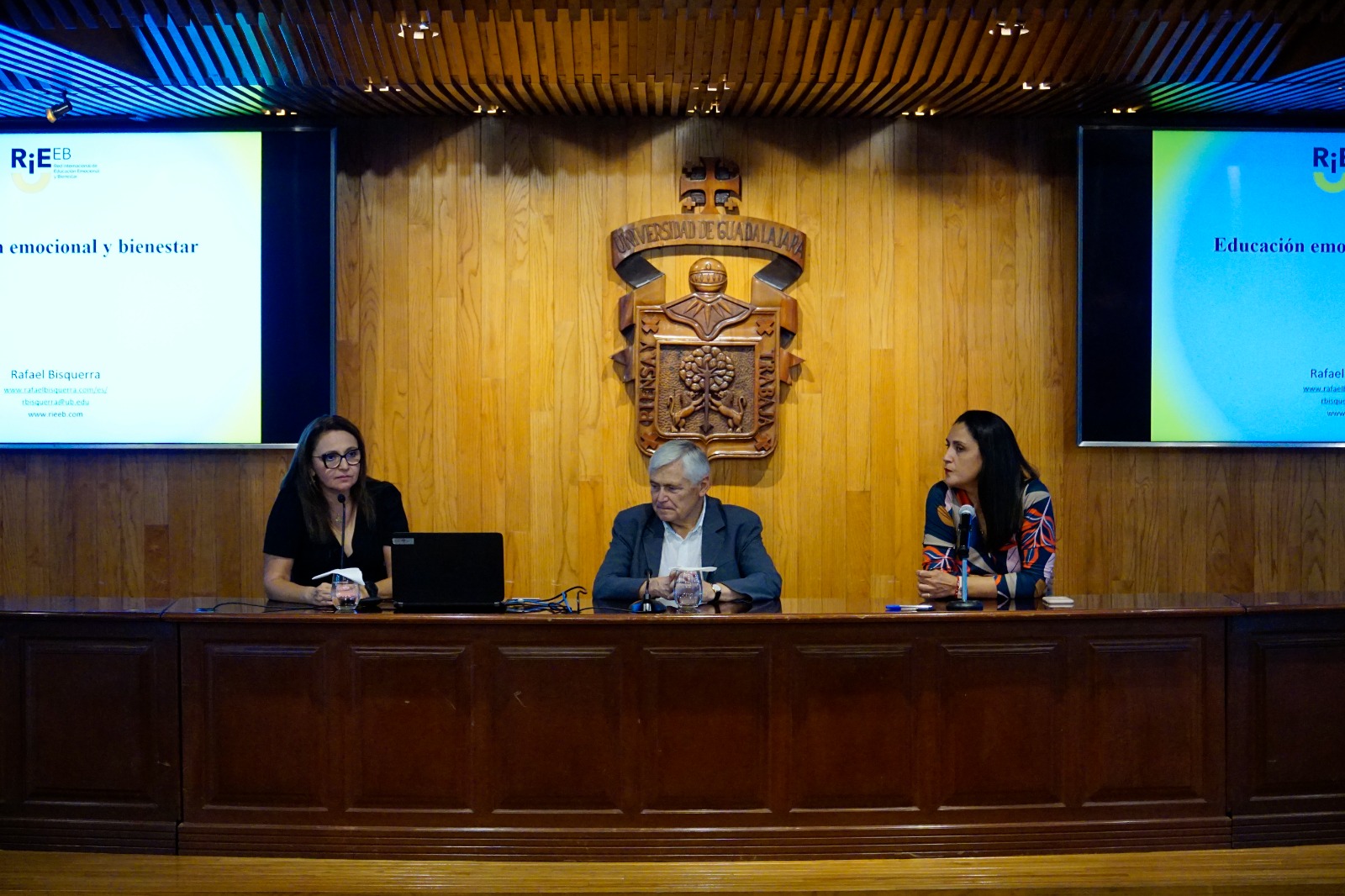 Autoridades del evento en presidium