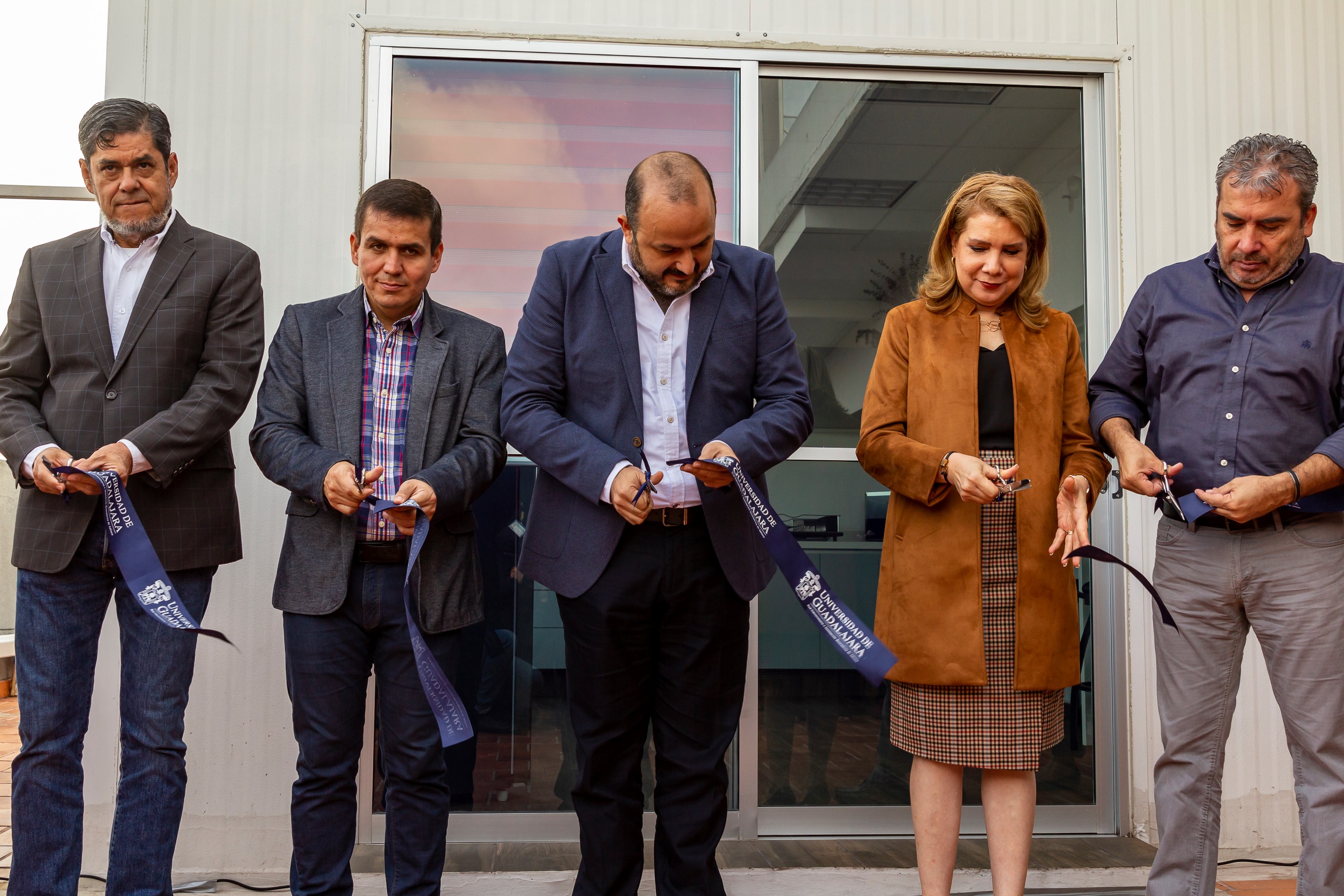 Autoridades del evento en corte del listón