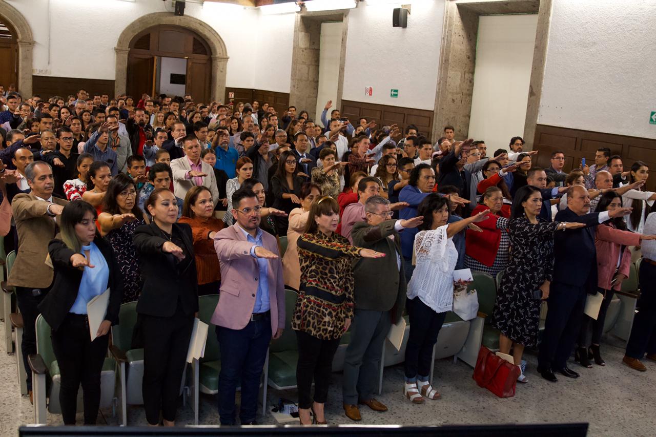 Miembros del cuems votando