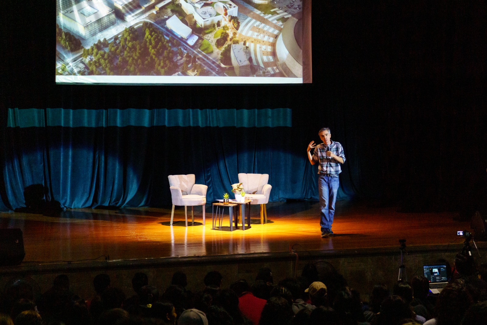 Juan Nepote divulgador de la ciencia en uso de la voz en escenario