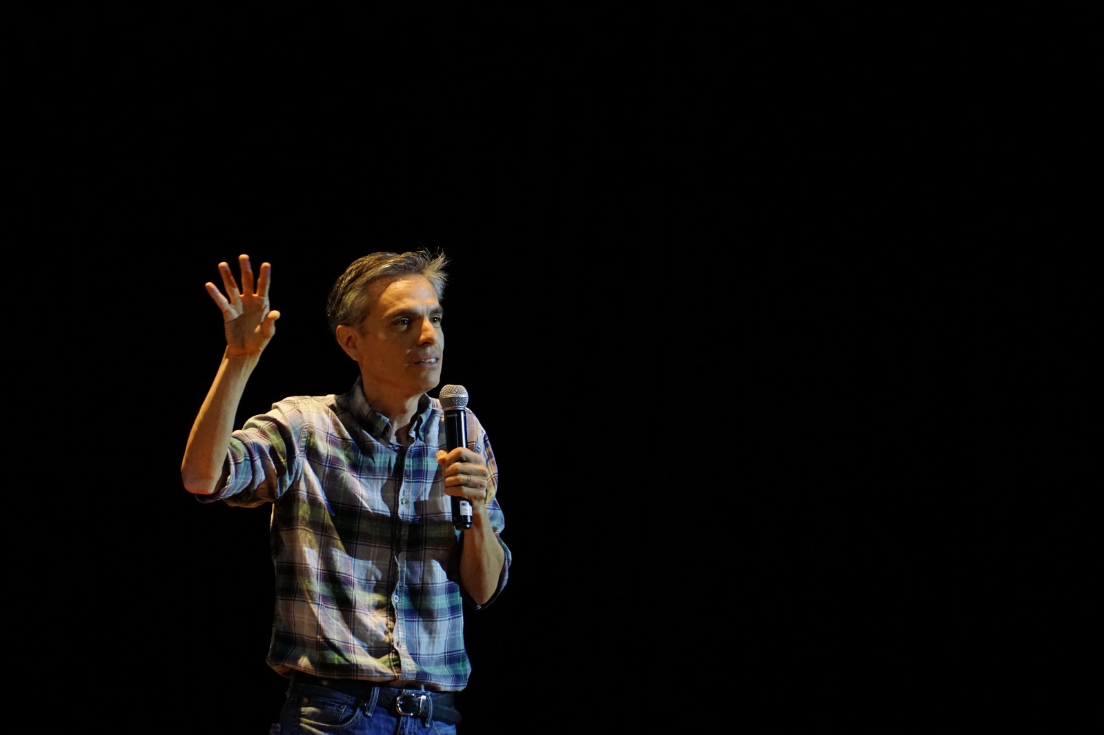 Juan Nepote divulgador de la ciencia en uso de la voz en escenario