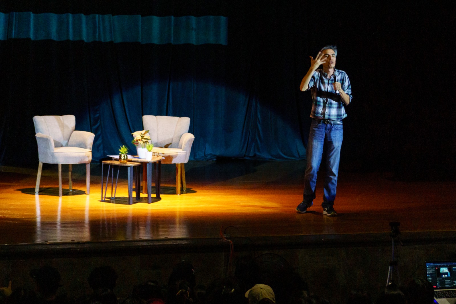 Juan Nepote divulgador de la ciencia en uso de la voz en escenario