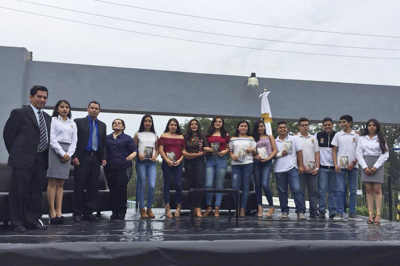 Alumnos junto autoridades del evento
