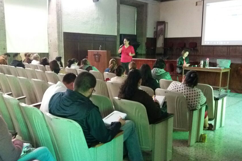 Expositor frente a grupo en auditorio