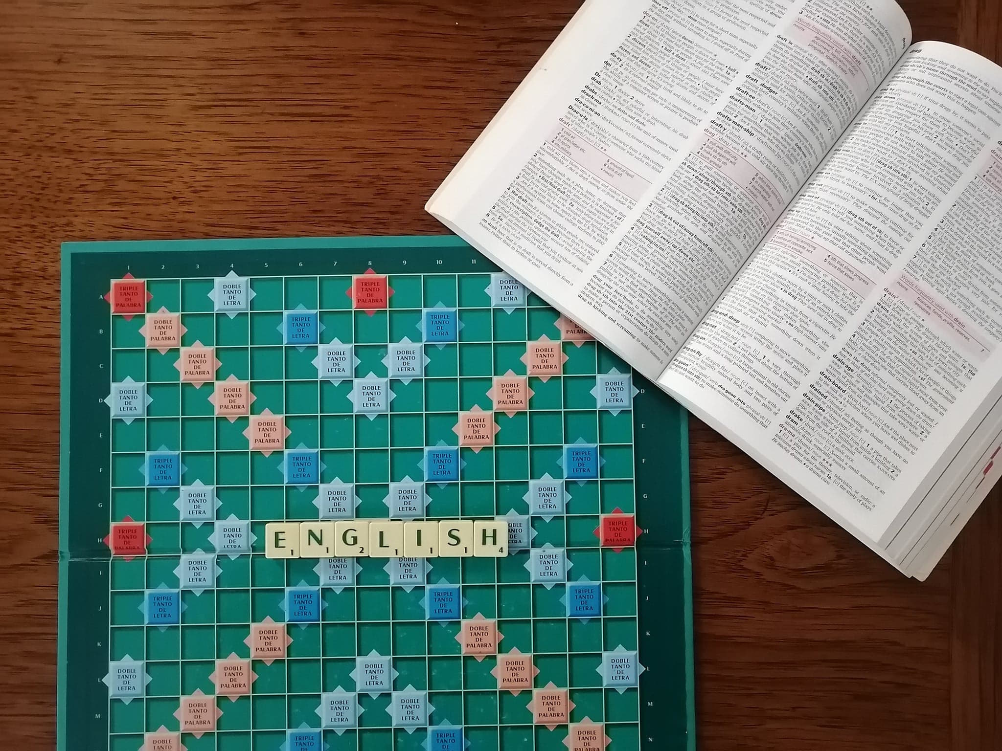 Juego de mesa y libro abierto