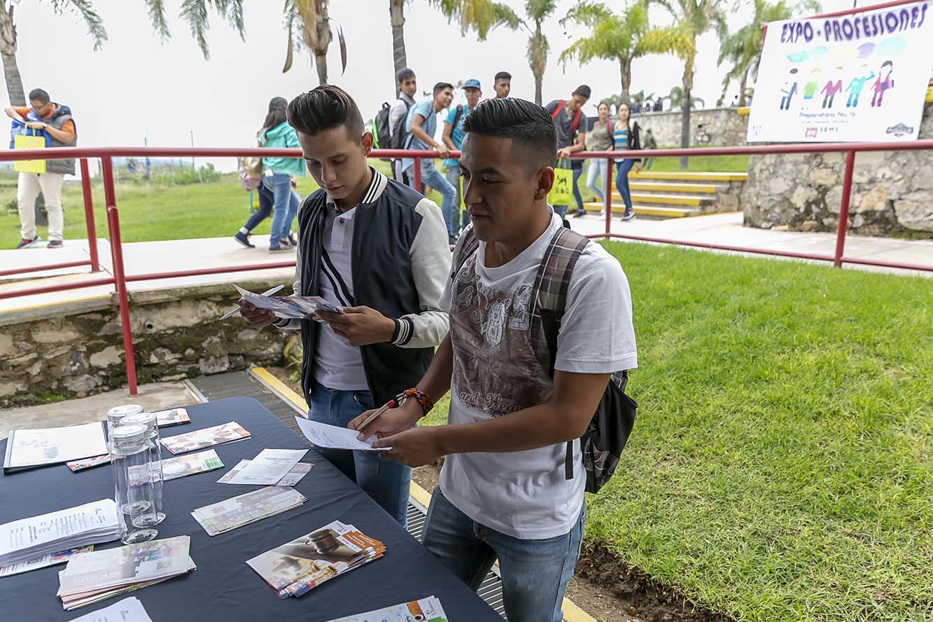 Alumnos en estand