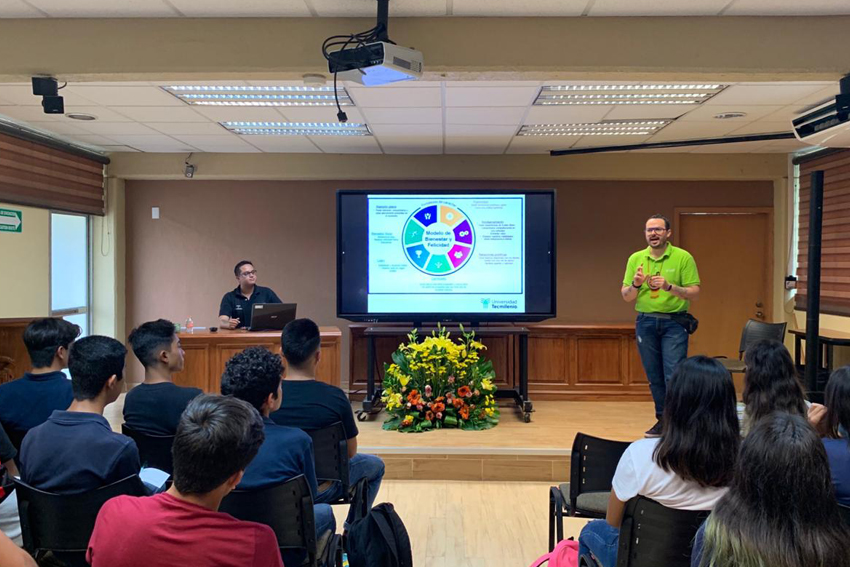 Expositor en auditorio frente a asistentes