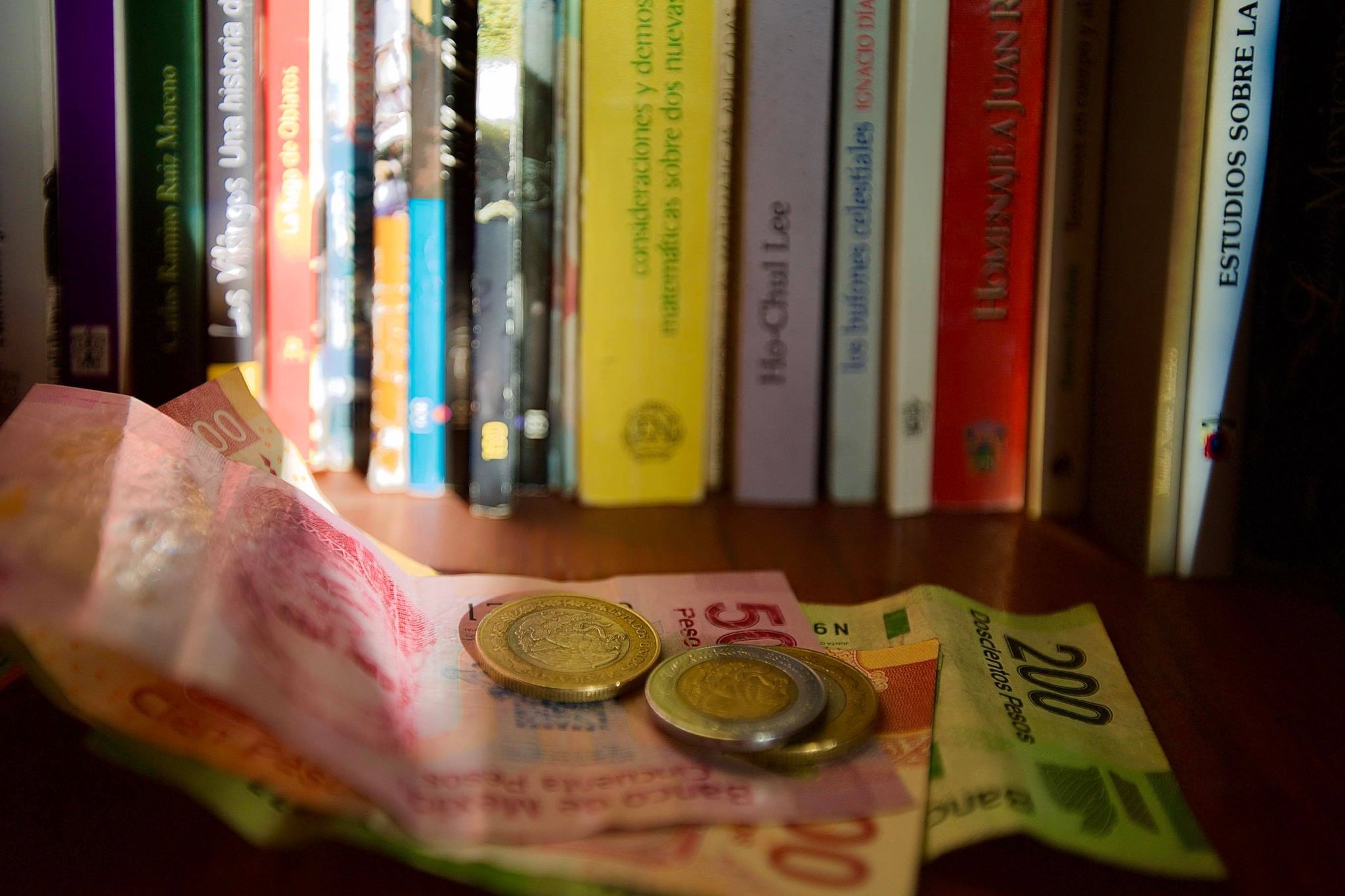 dinero en una mesa, libros de fondo