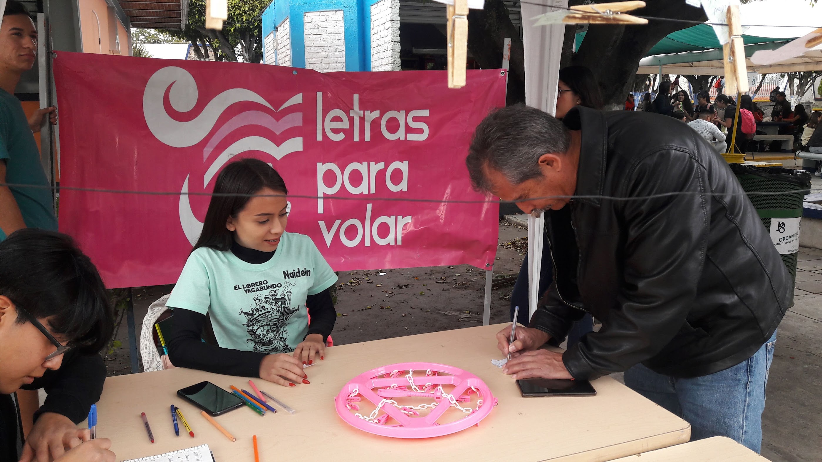 Alumnos en estand