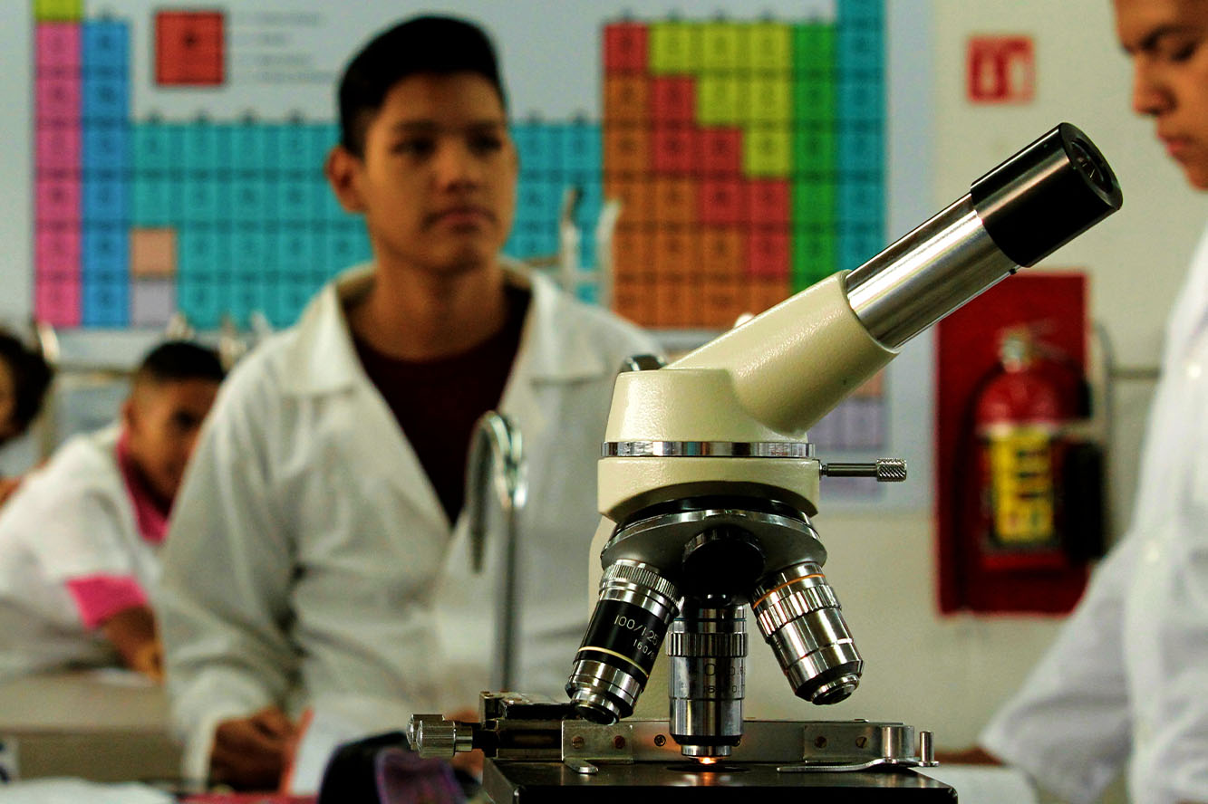 Alumnos en laboratorio