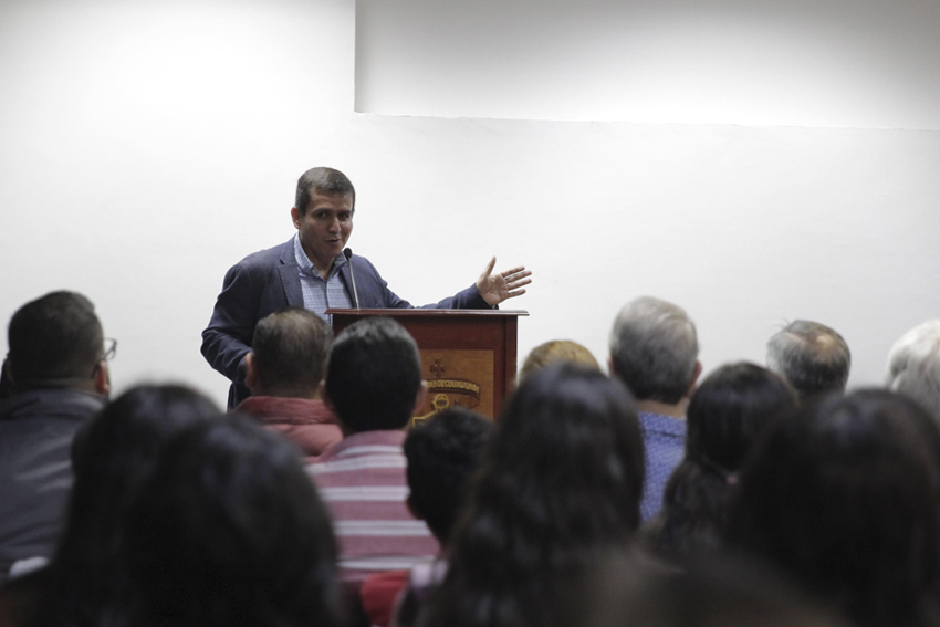 Maestro César Barba Delgadillo en podio