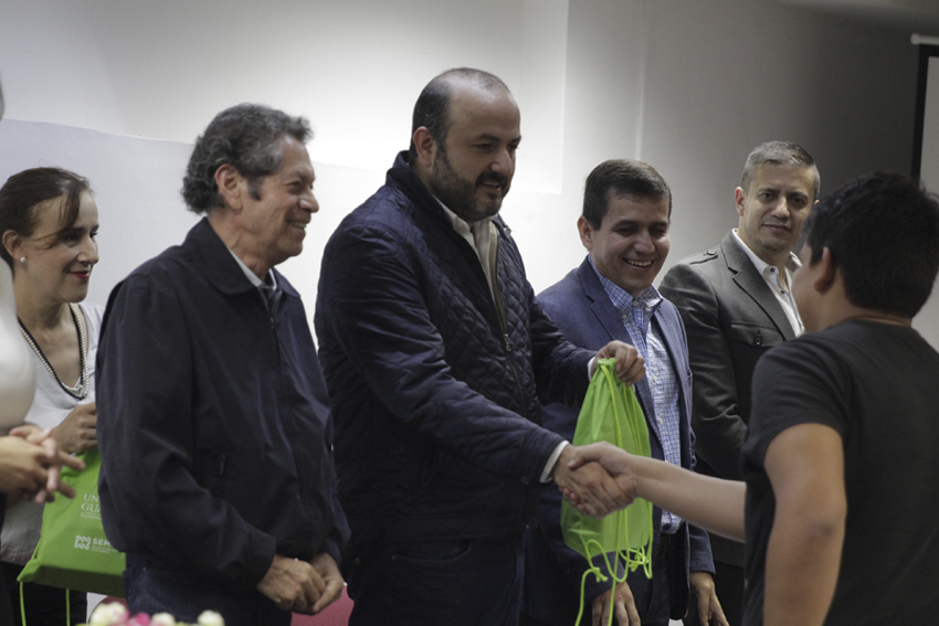 Autoridades del evento en presidium