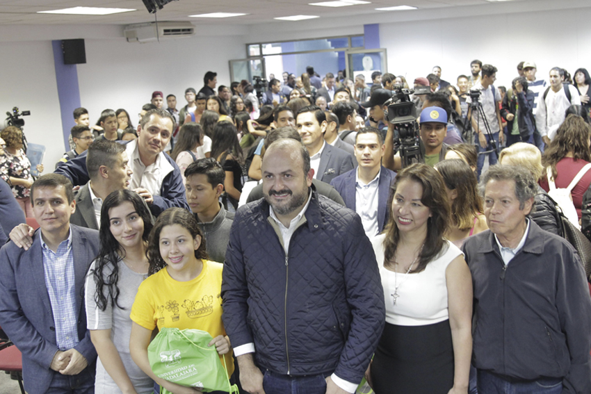 Autoridades del evento junto a asistentes al evento