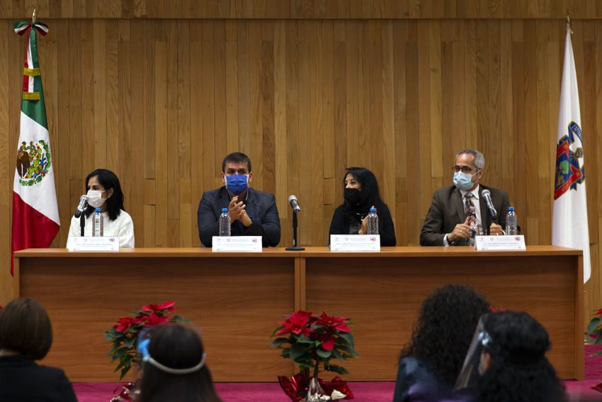 Autoridades del evdento en presidium