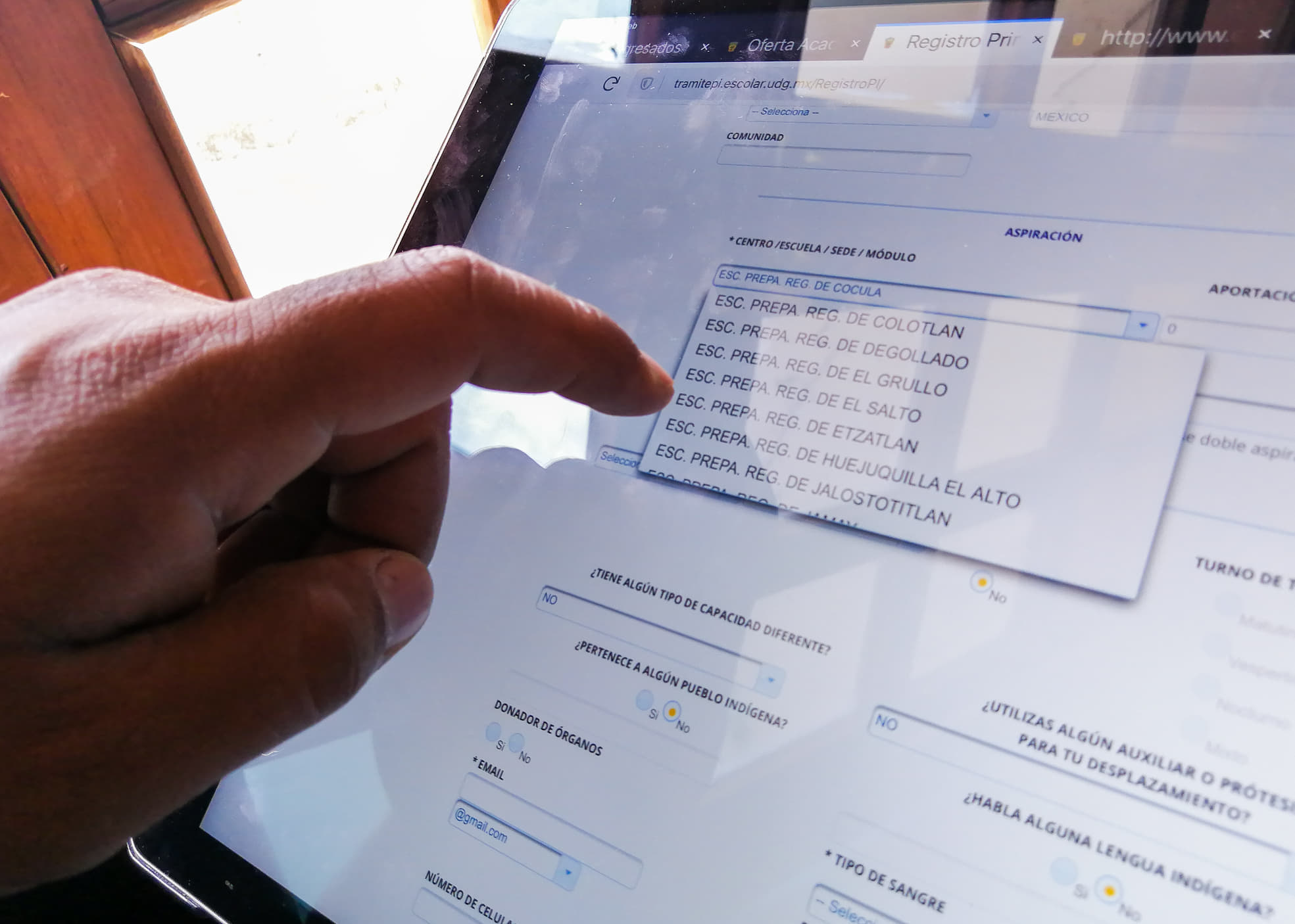 Manos utilizan aplicación en ipad