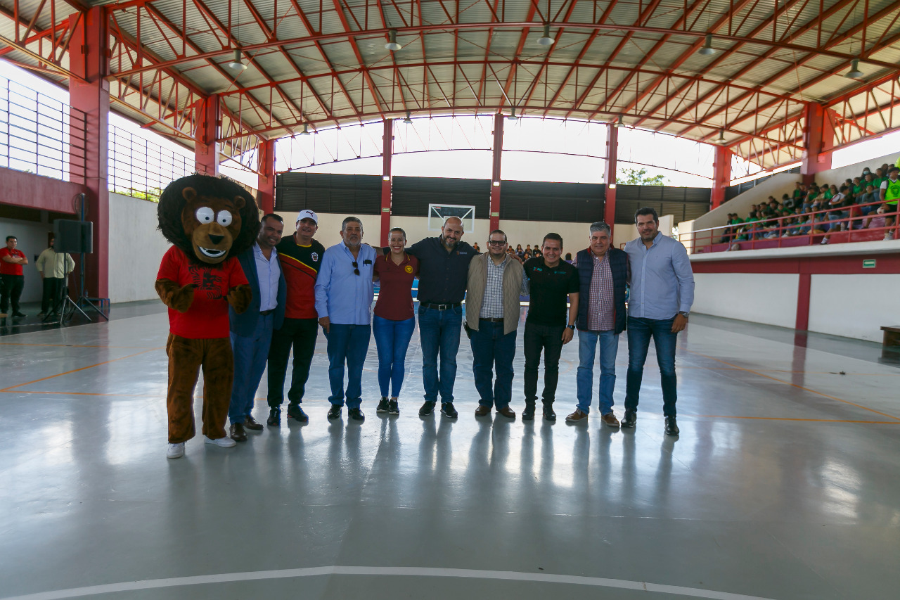 Autoridades del evento en espacio deportivo