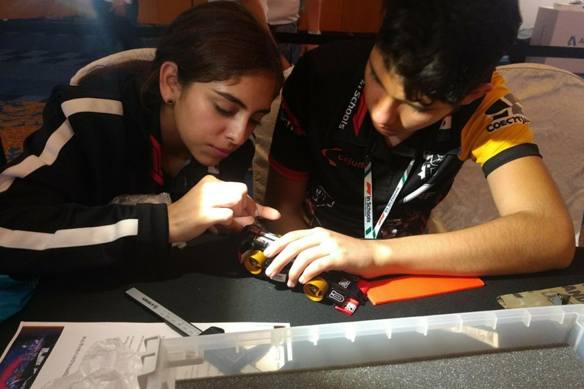 Alumnos con prototipo a escala
