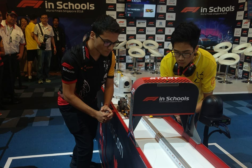 Alumnos con prototipo a escala
