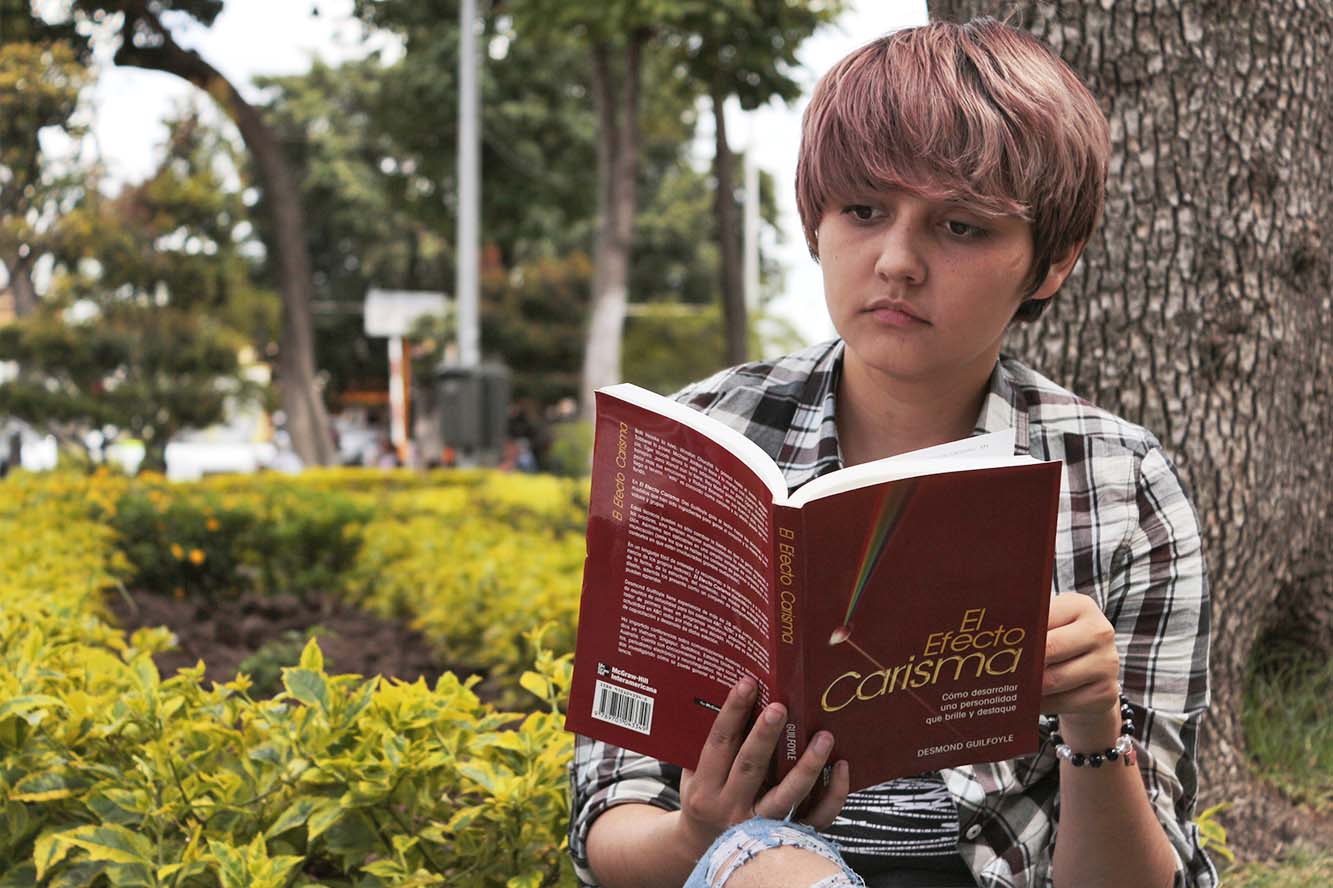 Alumna con libro