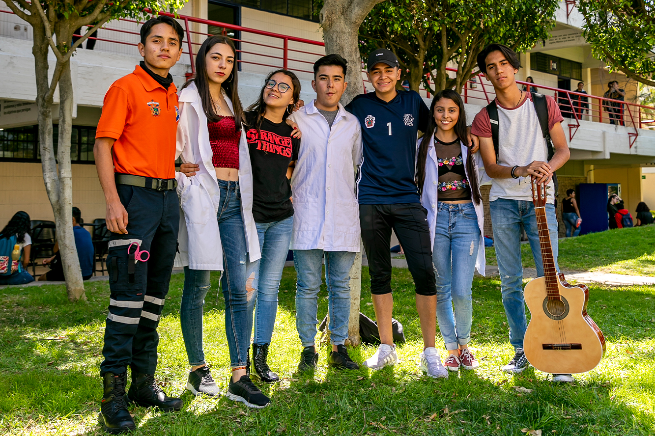 Grupo de alumnos que participan en actividades recreativas, culturales, de salud y académicas de los planteles